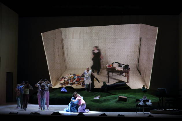 Ema Nikolovska (mittig als Orlando) sowie Ensemble während der Fotoprobe für Orlando in der Komischen Oper im Schillertheater in Berlin, 12. Mai 2026. Eine fiktive musikalische Biografie von Olga Neuwirth. Nach dem gleichnamigen Roman von Virginia Woolf. Musikalische Leitung Johannes Kalitzke. Inszenierung Ewelina Marciniak. Bühne Mirek Kaczmarek. Kostüme Julia Kornacka. Premiere ist am 16. Mai 2026. Komische Oper Berlin Orlando