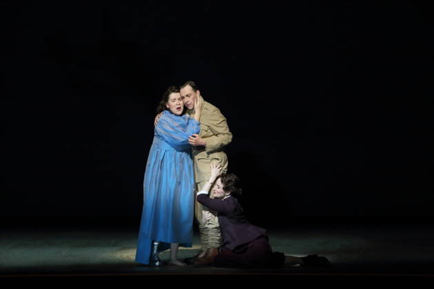 Ema Nikolovska (als Orlando), Günter Papendell (als Shelmerdine, Greene) und Alma Sade (als Narrator), v.l., während der Fotoprobe für Orlando in der Komischen Oper im Schillertheater in Berlin, 12. Mai 2026. Eine fiktive musikalische Biografie von Olga Neuwirth. Nach dem gleichnamigen Roman von Virginia Woolf. Musikalische Leitung Johannes Kalitzke. Inszenierung Ewelina Marciniak. Bühne Mirek Kaczmarek. Kostüme Julia Kornacka. Premiere ist am 16. Mai 2026. Komische Oper Berlin Orlando