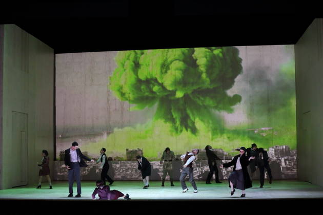 Ensemble während der Fotoprobe für Orlando in der Komischen Oper im Schillertheater in Berlin, 12. Mai 2026. Eine fiktive musikalische Biografie von Olga Neuwirth. Nach dem gleichnamigen Roman von Virginia Woolf. Musikalische Leitung Johannes Kalitzke. Inszenierung Ewelina Marciniak. Bühne Mirek Kaczmarek. Kostüme Julia Kornacka. Premiere ist am 16. Mai 2026. Komische Oper Berlin Orlando