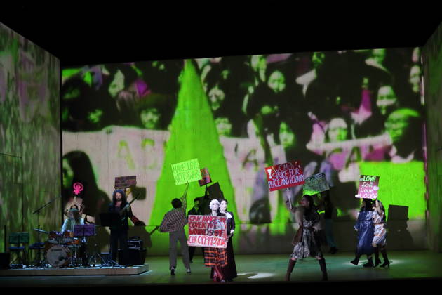 Ensemble während der Fotoprobe für Orlando in der Komischen Oper im Schillertheater in Berlin, 12. Mai 2026. Eine fiktive musikalische Biografie von Olga Neuwirth. Nach dem gleichnamigen Roman von Virginia Woolf. Musikalische Leitung Johannes Kalitzke. Inszenierung Ewelina Marciniak. Bühne Mirek Kaczmarek. Kostüme Julia Kornacka. Premiere ist am 16. Mai 2026. Komische Oper Berlin Orlando