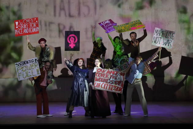 Ema Nikolovska (als Orlando) und Alma Sade (als Narrator), mittig v.l., sowie Ensemble während der Fotoprobe für Orlando in der Komischen Oper im Schillertheater in Berlin, 12. Mai 2026. Eine fiktive musikalische Biografie von Olga Neuwirth. Nach dem gleichnamigen Roman von Virginia Woolf. Musikalische Leitung Johannes Kalitzke. Inszenierung Ewelina Marciniak. Bühne Mirek Kaczmarek. Kostüme Julia Kornacka. Premiere ist am 16. Mai 2026. Komische Oper Berlin Orlando