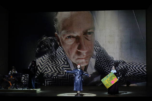 Ema Nikolovska (als Orlando) und Alma Sade (als Narrator), v.l., während der Fotoprobe für Orlando in der Komischen Oper im Schillertheater in Berlin, 12. Mai 2026. Eine fiktive musikalische Biografie von Olga Neuwirth. Nach dem gleichnamigen Roman von Virginia Woolf. Musikalische Leitung Johannes Kalitzke. Inszenierung Ewelina Marciniak. Bühne Mirek Kaczmarek. Kostüme Julia Kornacka. Premiere ist am 16. Mai 2026. Komische Oper Berlin Orlando