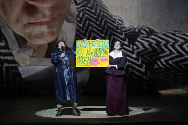 Ema Nikolovska (als Orlando) und Alma Sade (als Narrator), v.l., während der Fotoprobe für Orlando in der Komischen Oper im Schillertheater in Berlin, 12. Mai 2026. Eine fiktive musikalische Biografie von Olga Neuwirth. Nach dem gleichnamigen Roman von Virginia Woolf. Musikalische Leitung Johannes Kalitzke. Inszenierung Ewelina Marciniak. Bühne Mirek Kaczmarek. Kostüme Julia Kornacka. Premiere ist am 16. Mai 2026. Komische Oper Berlin Orlando