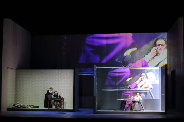 Alma Sade (als Narrator), Ema Nikolovska (als Orlando) und Günter Papendell (als Shelmerdine, Greene), v.l., während der Fotoprobe für Orlando in der Komischen Oper im Schillertheater in Berlin, 12. Mai 2026. Eine fiktive musikalische Biografie von Olga Neuwirth. Nach dem gleichnamigen Roman von Virginia Woolf. Musikalische Leitung Johannes Kalitzke. Inszenierung Ewelina Marciniak. Bühne Mirek Kaczmarek. Kostüme Julia Kornacka. Premiere ist am 16. Mai 2026. Komische Oper Berlin Orlando