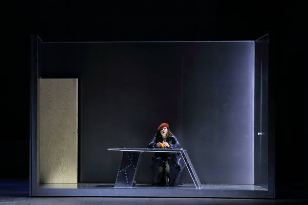Ema Nikolovska (als Orlando) während der Fotoprobe für Orlando in der Komischen Oper im Schillertheater in Berlin, 12. Mai 2026. Eine fiktive musikalische Biografie von Olga Neuwirth. Nach dem gleichnamigen Roman von Virginia Woolf. Musikalische Leitung Johannes Kalitzke. Inszenierung Ewelina Marciniak. Bühne Mirek Kaczmarek. Kostüme Julia Kornacka. Premiere ist am 16. Mai 2026. Komische Oper Berlin Orlando