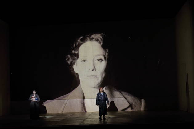 Alma Sade (als Narrator) und Ema Nikolovska (als Orlando), v.l., während der Fotoprobe für Orlando in der Komischen Oper im Schillertheater in Berlin, 12. Mai 2026. Eine fiktive musikalische Biografie von Olga Neuwirth. Nach dem gleichnamigen Roman von Virginia Woolf. Musikalische Leitung Johannes Kalitzke. Inszenierung Ewelina Marciniak. Bühne Mirek Kaczmarek. Kostüme Julia Kornacka. Premiere ist am 16. Mai 2026. Komische Oper Berlin Orlando