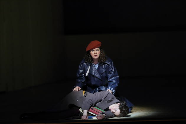 Ema Nikolovska (als Orlando) und Alma Sade (liegend als Narrator) während der Fotoprobe für Orlando in der Komischen Oper im Schillertheater in Berlin, 12. Mai 2026. Eine fiktive musikalische Biografie von Olga Neuwirth. Nach dem gleichnamigen Roman von Virginia Woolf. Musikalische Leitung Johannes Kalitzke. Inszenierung Ewelina Marciniak. Bühne Mirek Kaczmarek. Kostüme Julia Kornacka. Premiere ist am 16. Mai 2026. Komische Oper Berlin Orlando