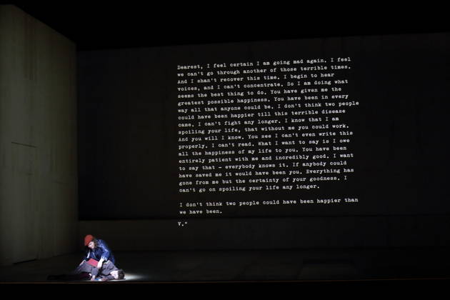 Ema Nikolovska (als Orlando) und Alma Sade (liegend als Narrator) während der Fotoprobe für Orlando in der Komischen Oper im Schillertheater in Berlin, 12. Mai 2026. Eine fiktive musikalische Biografie von Olga Neuwirth. Nach dem gleichnamigen Roman von Virginia Woolf. Musikalische Leitung Johannes Kalitzke. Inszenierung Ewelina Marciniak. Bühne Mirek Kaczmarek. Kostüme Julia Kornacka. Premiere ist am 16. Mai 2026. Komische Oper Berlin Orlando