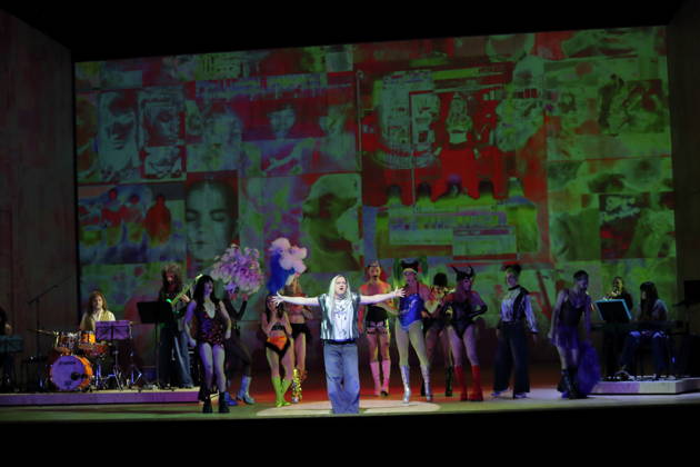 Kevin(a) Taylor (mittig als Orlandos Child) und Ensemble während der Fotoprobe für Orlando in der Komischen Oper im Schillertheater in Berlin, 12. Mai 2026. Eine fiktive musikalische Biografie von Olga Neuwirth. Nach dem gleichnamigen Roman von Virginia Woolf. Musikalische Leitung Johannes Kalitzke. Inszenierung Ewelina Marciniak. Bühne Mirek Kaczmarek. Kostüme Julia Kornacka. Premiere ist am 16. Mai 2026. Komische Oper Berlin Orlando
