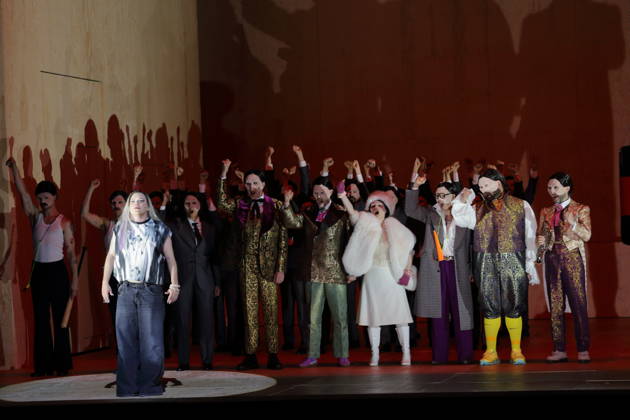 Kevin(a) Taylor (links als Orlandos Child) und Ensemble während der Fotoprobe für Orlando in der Komischen Oper im Schillertheater in Berlin, 12. Mai 2026. Eine fiktive musikalische Biografie von Olga Neuwirth. Nach dem gleichnamigen Roman von Virginia Woolf. Musikalische Leitung Johannes Kalitzke. Inszenierung Ewelina Marciniak. Bühne Mirek Kaczmarek. Kostüme Julia Kornacka. Premiere ist am 16. Mai 2026. Komische Oper Berlin Orlando