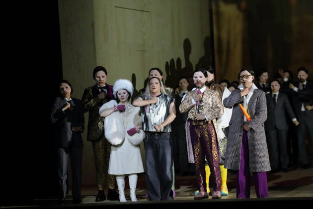 Kevin(a) Taylor (mittig als Orlandos Child) und Ensemble während der Fotoprobe für Orlando in der Komischen Oper im Schillertheater in Berlin, 12. Mai 2026. Eine fiktive musikalische Biografie von Olga Neuwirth. Nach dem gleichnamigen Roman von Virginia Woolf. Musikalische Leitung Johannes Kalitzke. Inszenierung Ewelina Marciniak. Bühne Mirek Kaczmarek. Kostüme Julia Kornacka. Premiere ist am 16. Mai 2026. Komische Oper Berlin Orlando