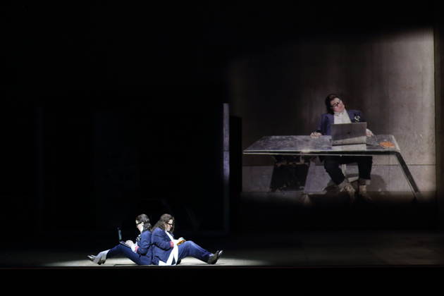 Alma Sade (als Narrator) und Ema Nikolovska (als Orlando), v.l., während der Fotoprobe für Orlando in der Komischen Oper im Schillertheater in Berlin, 12. Mai 2026. Eine fiktive musikalische Biografie von Olga Neuwirth. Nach dem gleichnamigen Roman von Virginia Woolf. Musikalische Leitung Johannes Kalitzke. Inszenierung Ewelina Marciniak. Bühne Mirek Kaczmarek. Kostüme Julia Kornacka. Premiere ist am 16. Mai 2026. Komische Oper Berlin Orlando