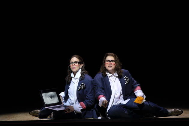 Alma Sade (als Narrator) und Ema Nikolovska (als Orlando), v.l., während der Fotoprobe für Orlando in der Komischen Oper im Schillertheater in Berlin, 12. Mai 2026. Eine fiktive musikalische Biografie von Olga Neuwirth. Nach dem gleichnamigen Roman von Virginia Woolf. Musikalische Leitung Johannes Kalitzke. Inszenierung Ewelina Marciniak. Bühne Mirek Kaczmarek. Kostüme Julia Kornacka. Premiere ist am 16. Mai 2026. Komische Oper Berlin Orlando
