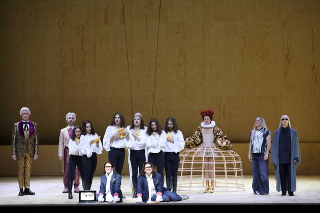Alma Sade (als Narrator) und Ema Nikolovska (als Orlando), vorn v.l., sowie Ensemble während der Fotoprobe für Orlando in der Komischen Oper im Schillertheater in Berlin, 12. Mai 2026. Eine fiktive musikalische Biografie von Olga Neuwirth. Nach dem gleichnamigen Roman von Virginia Woolf. Musikalische Leitung Johannes Kalitzke. Inszenierung Ewelina Marciniak. Bühne Mirek Kaczmarek. Kostüme Julia Kornacka. Premiere ist am 16. Mai 2026. Komische Oper Berlin Orlando