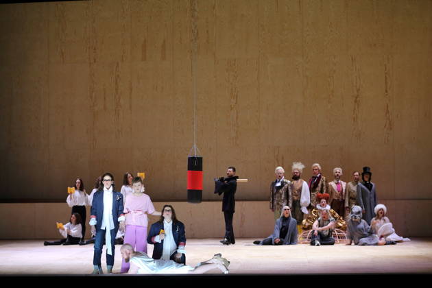 Ensemble während der Fotoprobe für Orlando in der Komischen Oper im Schillertheater in Berlin, 12. Mai 2026. Eine fiktive musikalische Biografie von Olga Neuwirth. Nach dem gleichnamigen Roman von Virginia Woolf. Musikalische Leitung Johannes Kalitzke. Inszenierung Ewelina Marciniak. Bühne Mirek Kaczmarek. Kostüme Julia Kornacka. Premiere ist am 16. Mai 2026. Komische Oper Berlin Orlando