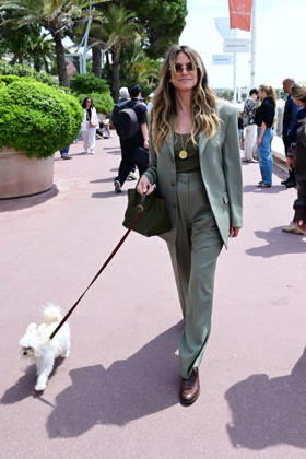 Model and TV presenter Heidi Klum walks her dog along the Croisette during the 79th Cannes Film Festival Romain Doucelin Bestimage  Copyright: xRomainxDoucelinx xBestimagexRomainxDoucelinx xBestimagex