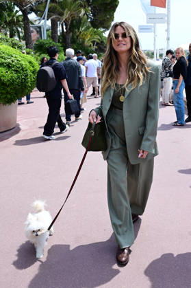 Model and TV presenter Heidi Klum walks her dog along the Croisette during the 79th Cannes Film Festival Romain Doucelin Bestimage  Copyright: xRomainxDoucelinx xBestimagexRomainxDoucelinx xBestimagex
