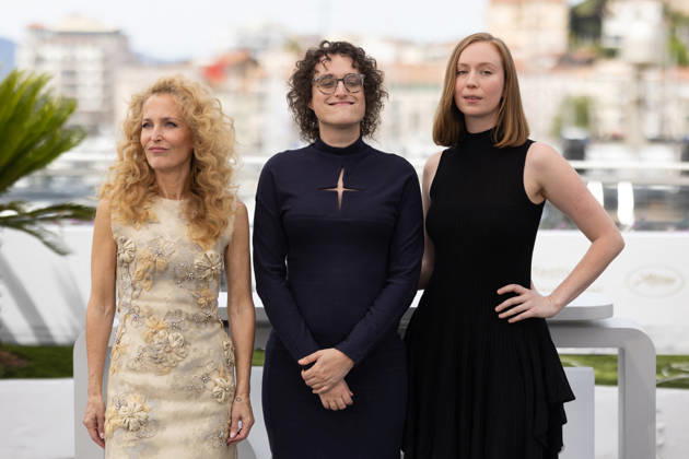 Gillian Anderson, Jane Schoenbrun and Hannah Einbinder at the Teenage Sex and Death at Camp Miasma photocall at the 79th annual Cannes Film Festival at Palais des Festivals on May 13, 2026 in Cannes, France Jacovides Moreau Bestimage Teenage Sex and Death at Camp Miasma photocall at the 79th annual Cannes Film Festival at Palais des Festivals on May 13, 2026 in Cannes, France Cannes France  Copyright: xJACOVIDES-MOREAUx xBESTIMAGExJACOVIDES-MOREAUx xBESTIMAGEx
