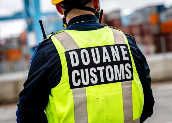 King visit the port of Rotterdam. Rotterdam, the Netherlands. 13 May 2026 A customs employee during a visit by King Willem-Alexander and David van Weel, Minister of Justice and Security, at the port of Rotterdam. The visit is all about subversion and resilience against drug crime and military threats. Rotterdam The Netherlands  Copyright: xDPPA POOL RDWx
