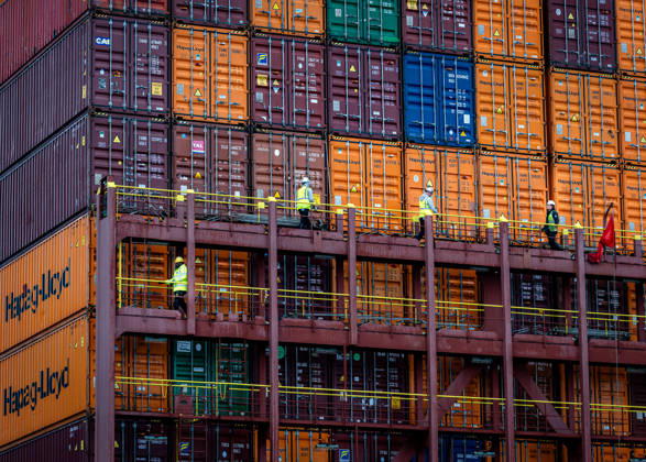 King visit the port of Rotterdam. Rotterdam, the Netherlands. 13 May 2026 Port employees during a visit by King Willem-Alexander and David van Weel, Minister of Justice and Security, at the port of Rotterdam. The visit is all about subversion and resilience against drug crime and military threats. Rotterdam The Netherlands  Copyright: xDPPA POOL RDWx