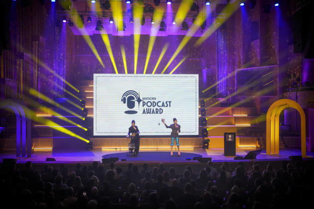 Verleihung Deutscher Podcast Award 2026. Moderatorinnen Gretel und Houmsi. Berlin, 13.05.2026. Berlin Deutschland Copyright: xDominikxButzmannx