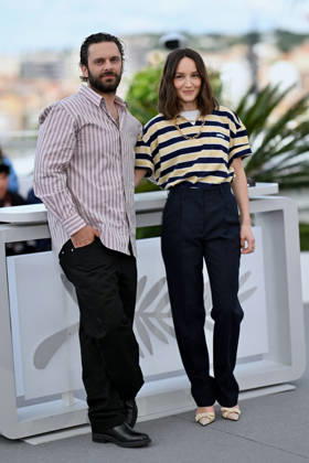 Cannes La Venus Electrique Photocall. FC Cast members Hannah Einbinder, Gillian Anderson, Gilles Lellouche, Gustave Kervern and Madeleine Baudot attending the La Venus Electrique photocall during the 79th Cannes Film Festival in Cannes, France on May 13, 2026. Photo by Franck Castel ABACAPRESS.COM Cannes Copyright: xCastelxFranck ABACAx