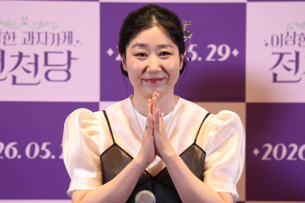 S. Korean actress Ra Mi-ran S. Korean actress Ra Mi-ran South Korean actress Ra Mi-ran, who stars in the new movie Strange Snack Shop Jeoncheondang, attends a publicity event in Seoul on May 13, 2026, to promote the movie, set to hit local screens in South Korea on May 29. (Yonhap) 2026-05-14 06:09:36 < 1980-2026 YONHAPNEWS AGENCY. .> ¼­¿ïÆ¯º°½Ã EDITORIAL USE ONLY  Copyright: xx PYH2026051318030034400 YonhapxNewsx yonphotos252232