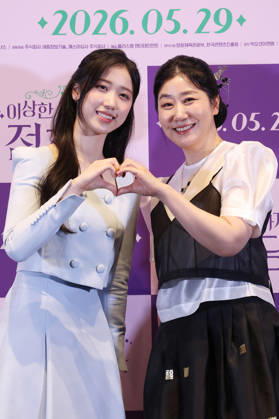 S. Korean actresses Ra Mi-ran and Lee Rae S. Korean actresses Ra Mi-ran and Lee Rae South Korean actresses Ra Mi-ran (R) and Lee Rae, who star in the new movie Strange Snack Shop Jeoncheondang, pose for a photo during a publicity event in Seoul on May 13, 2026, to promote the movie, set to hit local screens in South Korea on May 29. (Yonhap) 2026-05-14 06:10:38 < 1980-2026 YONHAPNEWS AGENCY. .> ¼­¿ïÆ¯º°½Ã EDITORIAL USE ONLY  Copyright: xx PYH2026051318220034400 YonhapxNewsx yonphotos252237