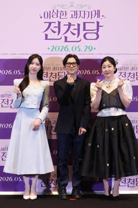 Movie Strange Snack Shop Jeoncheondang Movie Strange Snack Shop Jeoncheondang The stars of the new movie Strange Snack Shop Jeoncheondang -- Lee Rae (L) and Ra Mi-ran (R) -- along with director Park Bong-sub (C) -- pose for a photo during a publicity event in Seoul on May 13, 2026, to promote the movie, set to hit local screens in South Korea on May 29. (Yonhap) 2026-05-14 06:11:20 < 1980-2026 YONHAPNEWS AGENCY. .> ¼­¿ïÆ¯º°½Ã EDITORIAL USE ONLY  Copyright: xx PYH2026051318280034400 YonhapxNewsx yonphotos252240