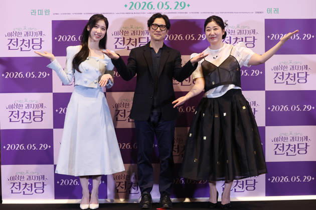 Movie Strange Snack Shop Jeoncheondang Movie Strange Snack Shop Jeoncheondang The stars of the new movie Strange Snack Shop Jeoncheondang -- Lee Rae (L) and Ra Mi-ran (R) -- along with director Park Bong-sub (C) -- pose for a photo during a publicity event in Seoul on May 13, 2026, to promote the movie, set to hit local screens in South Korea on May 29. (Yonhap) 2026-05-14 06:11:37 < 1980-2026 YONHAPNEWS AGENCY. .> ¼­¿ïÆ¯º°½Ã EDITORIAL USE ONLY  Copyright: xx PYH2026051318300034400 YonhapxNewsx yonphotos252242