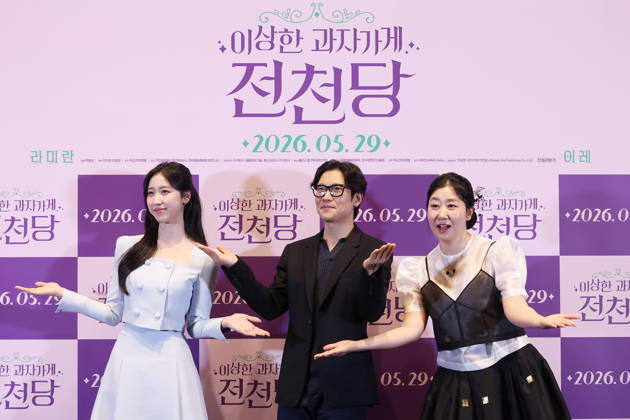 Movie Strange Snack Shop Jeoncheondang Movie Strange Snack Shop Jeoncheondang The stars of the new movie Strange Snack Shop Jeoncheondang -- Lee Rae (L) and Ra Mi-ran (R) -- along with director Park Bong-sub (C) -- pose for a photo during a publicity event in Seoul on May 13, 2026, to promote the movie, set to hit local screens in South Korea on May 29. (Yonhap) 2026-05-14 06:11:46 < 1980-2026 YONHAPNEWS AGENCY. .> ¼­¿ïÆ¯º°½Ã EDITORIAL USE ONLY  Copyright: xx PYH2026051318310034400 YonhapxNewsx yonphotos252243