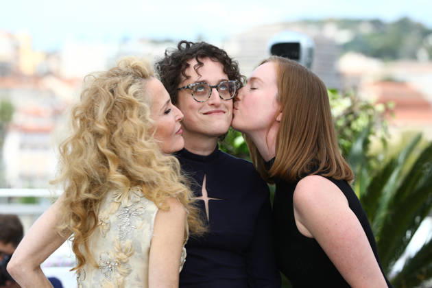 May 13, 2026, Cannes, Cote D azur, France: GILLIAN ANDERSON and HANNAH EINBINDER kiss their director JANE SCHOENBRUN during the Teenage Sex and Death at Camp Miasma photocall at the 79th Annual Cannes Film Festival at Palais des Festivals in Cannes, France Cannes France - ZUMAc179 20260513_zep_c179_002 Copyright: xMickaelxChavetx