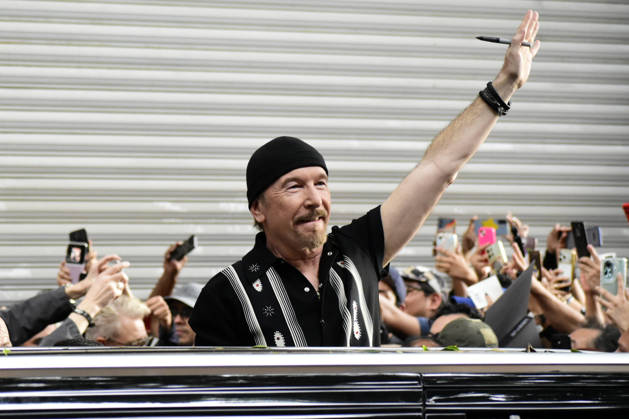 May 13, 2026, Mexico City, Ciudad de Mexico, Mexico: The Edge, guitarist of the Irish band U2, signs autographs for the fans at the filming set for the upcoming music video Street of Dreams in Mexico City Downtown. on May 13, 2026 in Mexico City, Mexico. Mexico City Mexico - ZUMAe321 20260513_zea_e321_036 Copyright: xLuisxBarronx