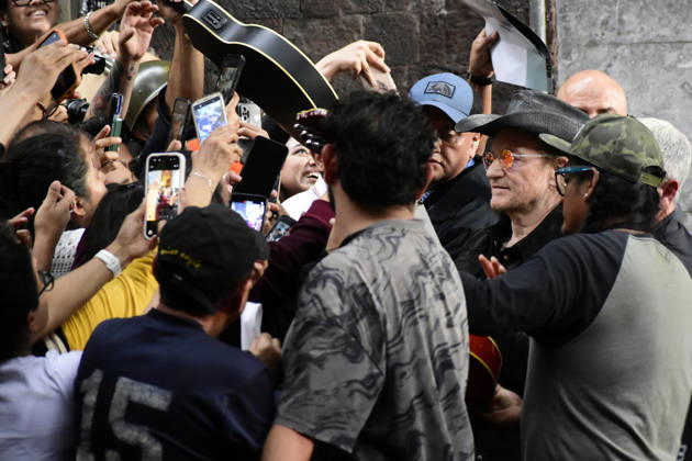 May 13, 2026, Mexico City, Ciudad de Mexico, Mexico: Bono lead of the Irish band U2, signs autographs for the fans at the filming set for the upcoming music video Street of Dreams in Mexico City Downtown. on May 13, 2026 in Mexico City, Mexico. Mexico City Mexico - ZUMAe321 20260513_zea_e321_037 Copyright: xLuisxBarronx