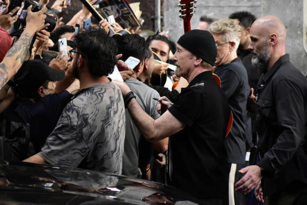 May 13, 2026, Mexico City, Ciudad de Mexico, Mexico: The Edge, guitarist of the Irish band U2, signs autographs for the fans at the filming set for the upcoming music video Street of Dreams in Mexico City Downtown. on May 13, 2026 in Mexico City, Mexico. Mexico City Mexico - ZUMAe321 20260513_zea_e321_042 Copyright: xLuisxBarronx