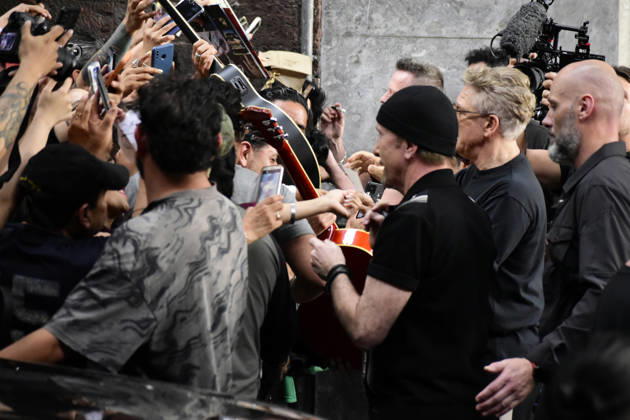 May 13, 2026, Mexico City, Ciudad de Mexico, Mexico: The Edge, guitarist of the Irish band U2, signs autographs for the fans at the filming set for the upcoming music video Street of Dreams in Mexico City Downtown. on May 13, 2026 in Mexico City, Mexico. Mexico City Mexico - ZUMAe321 20260513_zea_e321_043 Copyright: xLuisxBarronx