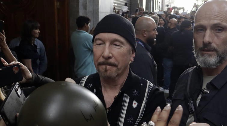 May 13, 2026, Mexico City, Mexico City, Mexico: David Howell Evans, honored by fans upon leaving the MIDE Museum, Mexico City. Mexico City Mexico - ZUMAt178 20260513_zip_t178_009 Copyright: xNadiaxTecuapetlax
