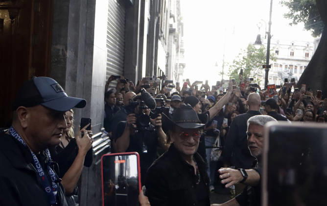 May 13, 2026, Mexico City, Mexico City, Mexico: Bono, the lead singer of the Irish band U2, signing autographs for his fans as he leaves the MIDE Museum in Mexico City. Mexico City Mexico - ZUMAt178 20260513_zip_t178_013 Copyright: xNadiaxTecuapetlax