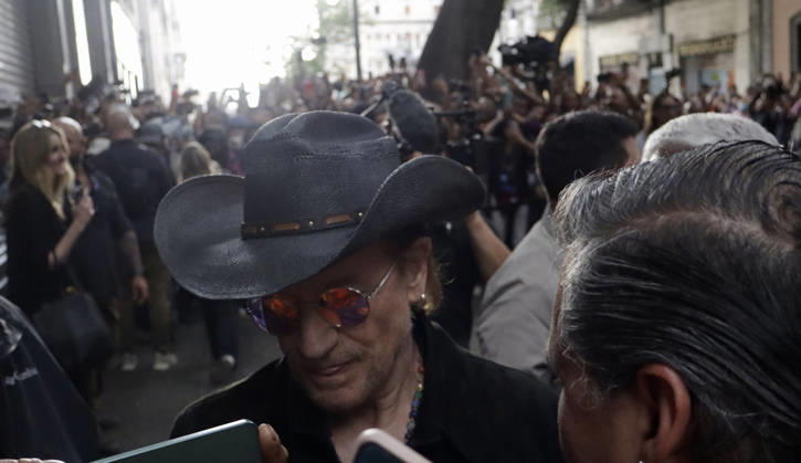 May 13, 2026, Mexico City, Mexico City, Mexico: Bono, the lead singer of the Irish band U2, signing autographs for his fans as he leaves the MIDE Museum in Mexico City. Mexico City Mexico - ZUMAt178 20260513_zip_t178_014 Copyright: xNadiaxTecuapetlax