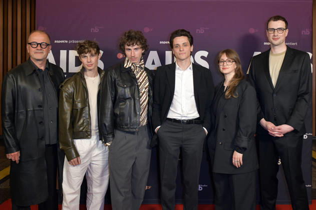 Gast, Konrad Damer, Benjamin Viziotis, Evangelos Tsarkowistas, Antonia Jungwirth und Johannes Nichelmann bei der Preview der ZDF-Dokuserie AIDS - In Zeiten der Liebe im Kino International. Berlin, 13.05.2026