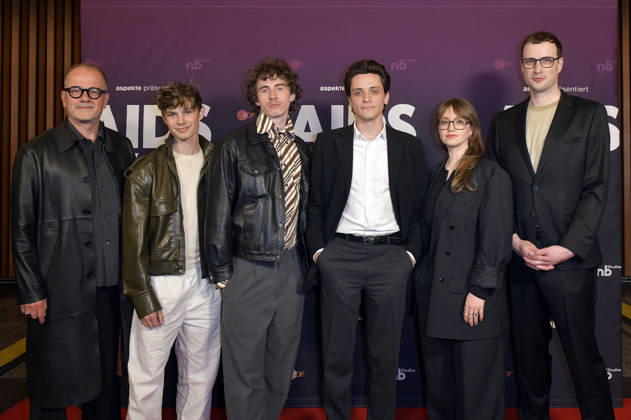 Gast, Konrad Damer, Benjamin Viziotis, Evangelos Tsarkowistas, Antonia Jungwirth und Johannes Nichelmann bei der Preview der ZDF-Dokuserie AIDS - In Zeiten der Liebe im Kino International. Berlin, 13.05.2026