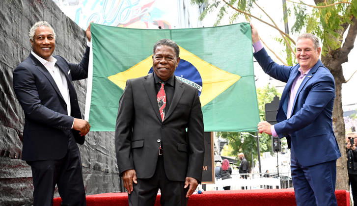 Brazilian Percusionist Paulinho Da Costa Honored With A Star On The Hollywood Walk Of Fame in California, USA - 13 MAY 2026. Jerry Neuman , the Board Chair of the Hollywood Chamber of Commerce seen holding the Brazilian flag for honoree percussionist ,Paulinho Da Costa in Hollywood. California United States Copyright: xAlbertxL.xOrtegax xSOPAxImagesx DSC_3187