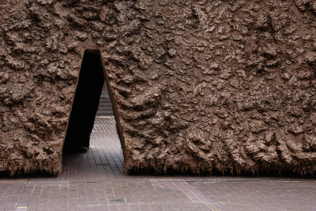 Delcy Morelos: origo at the Barbican Sculpture Court, London, UK 14 May 2026 origo, a monumental earthen sculpture by Colombian artist Delcy Morelos, on display at the Barbican Sculpture Court, London, UK, on 14 May 2026. The work spans roughly 24 x 18 metres and is hand-built with several tonnes of soil and aromatic spices including cinnamon and coffee, marking the first large-scale artistic commission in the Sculpture Court in ten years, on view from 15 May until 31 July 2026., Credit:Pete Speller Avalon Copyright: xPetexSpellerx xAvalonx 1098918655