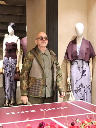 IPA84680206 - Rome, Laila Hasanovic attends the Antonio Marras boutique event. Pictured: Antonio Marras plays ping pong.  Copyright: xMarcoxProvvisionatox xMarcoxProvvisionatox 84680206
