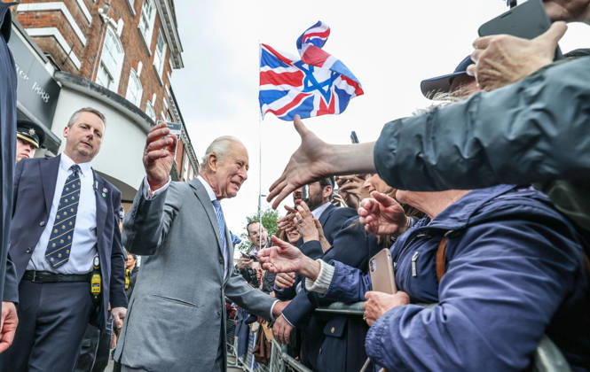 King Charles in Golders Green King Charles greets local residents in Golders Green in North London following the attack on Jewish residents., Credit:Richard Pohle PA ROTA - B68 Avalon Copyright: xRichardxPohlex xPAxROTAx-xB68x xAvalonx 1098932178