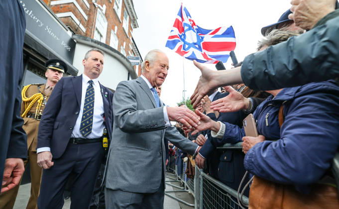 King Charles in Golders Green King Charles greets local residents in Golders Green in North London following the attack on Jewish residents., Credit:Richard Pohle PA ROTA - B68 Avalon Copyright: xRichardxPohlex xPAxROTAx-xB68x xAvalonx 1098932219