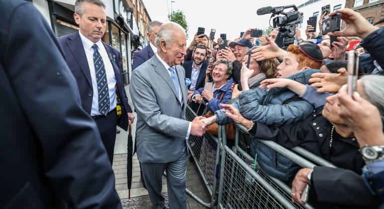 King Charles in Golders Green King Charles greets local residents in Golders Green in North London following the attack on Jewish residents., Credit:Richard Pohle PA ROTA - B68 Avalon Copyright: xRichardxPohlex xPAxROTAx-xB68x xAvalonx 1098932225