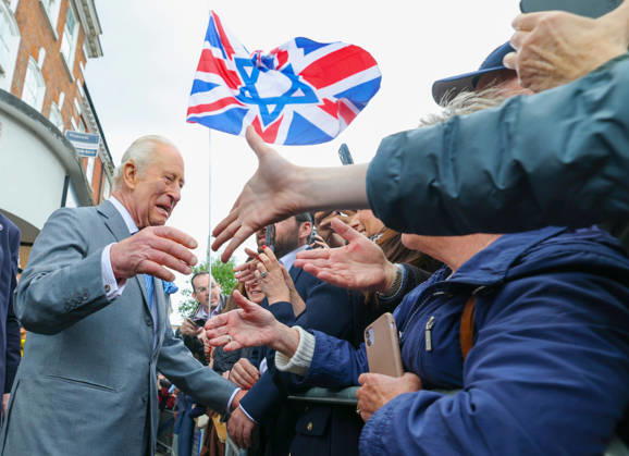 King Charles in Golders Green King Charles greets local residents in Golders Green in North London following the attack on Jewish residents., Credit:Richard Pohle PA ROTA - B68 Avalon Copyright: xRichardxPohlex xPAxROTAx-xB68x xAvalonx 1098932253