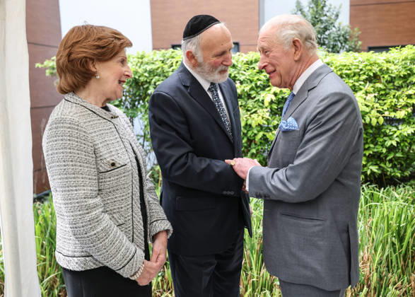 King Charles in Golders Green King Charles meets stabbing victim Michael Shine and his sister Doreen during a visit to a Jewish community centre in lGolders Green in North London following the attack on Jewish residents there two weeks ago, Credit:Richard Pohle PA ROTA - B68 Avalon Golders Green  Copyright: xRichardxPohlex xPAxROTAx-xB68x xAvalonx 1098932284
