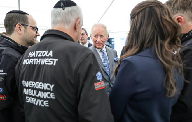 King Charles in Golders Green King Charles meets members of the Hatzola Jewish ambulance service during a visit to a Jewish community centre in lGolders Green in North London following the attack on Jewish residents there two weeks ago, Credit:Richard Pohle PA ROTA - B68 Avalon Golders Green Copyright: xRichardxPohlex xPAxROTAx-xB68x xAvalonx 1098932305